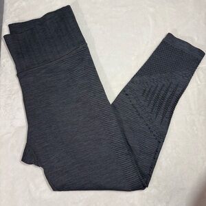 Athleta Halasana Macrame Seamless 7/8 Leggings Charcoal Gray Size M